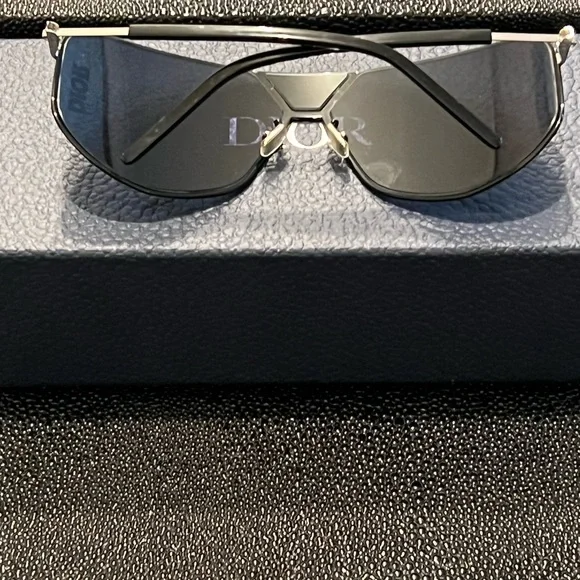 DIOR Ultra Logo Embossed UV Aviator Sunglasses | Unisex - Picture 4 of 6